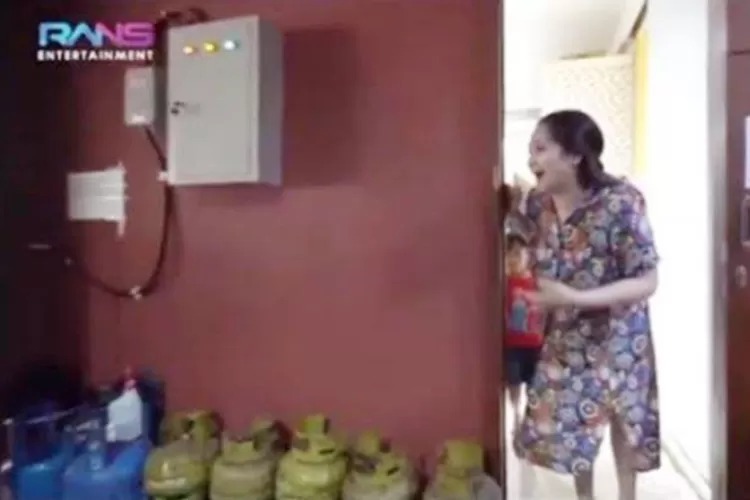 Video lawas berisikan stok Gas LPG 3 kg yang berada di rumah Raffi Ahmad dan Nagita Slavina viral kembali. ( Foto:X@denismalhotra)